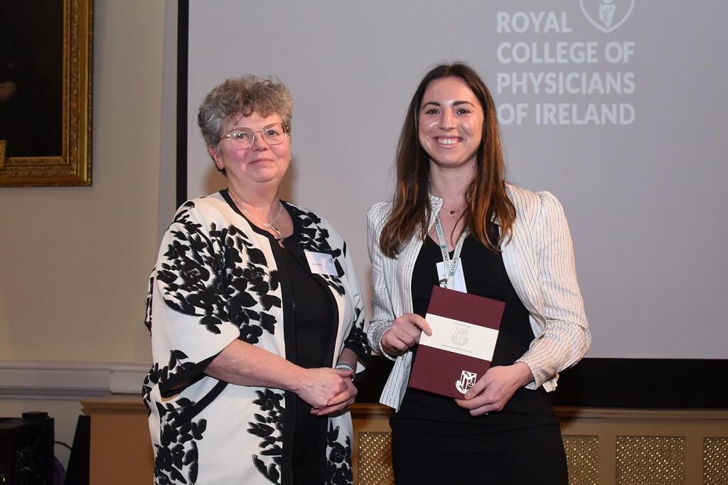 Dean of Faculty of Pathology presenting an award